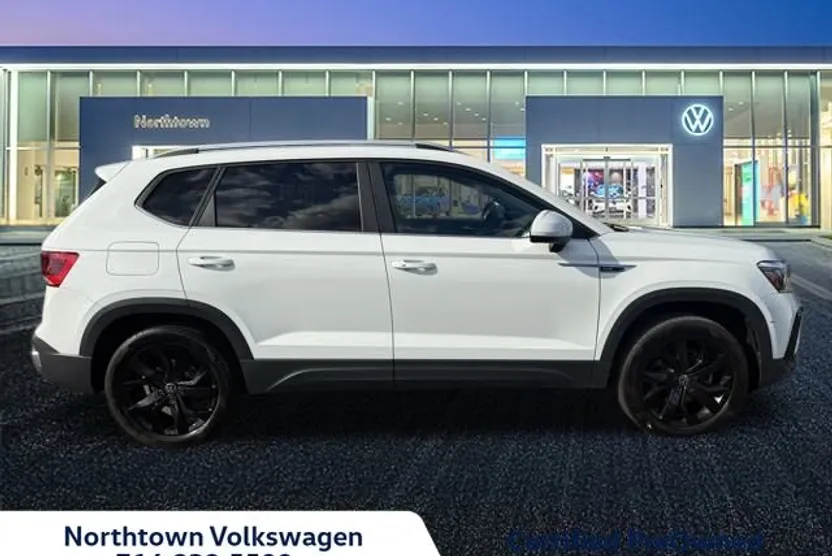 2023 Volkswagen Taos SE photo 1