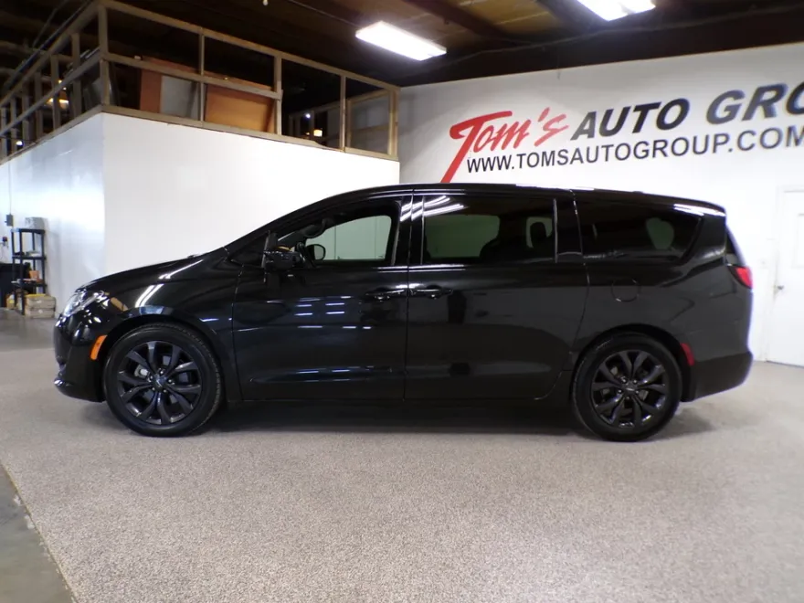 2019 Chrysler Pacifica Touring Plus photo 1
