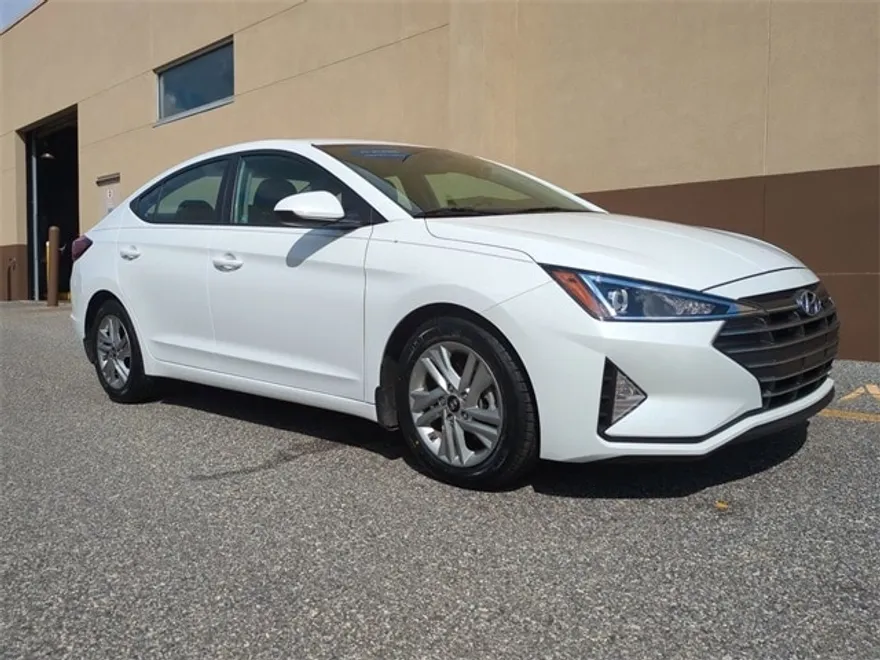 2020 Hyundai Elantra SEL photo 2