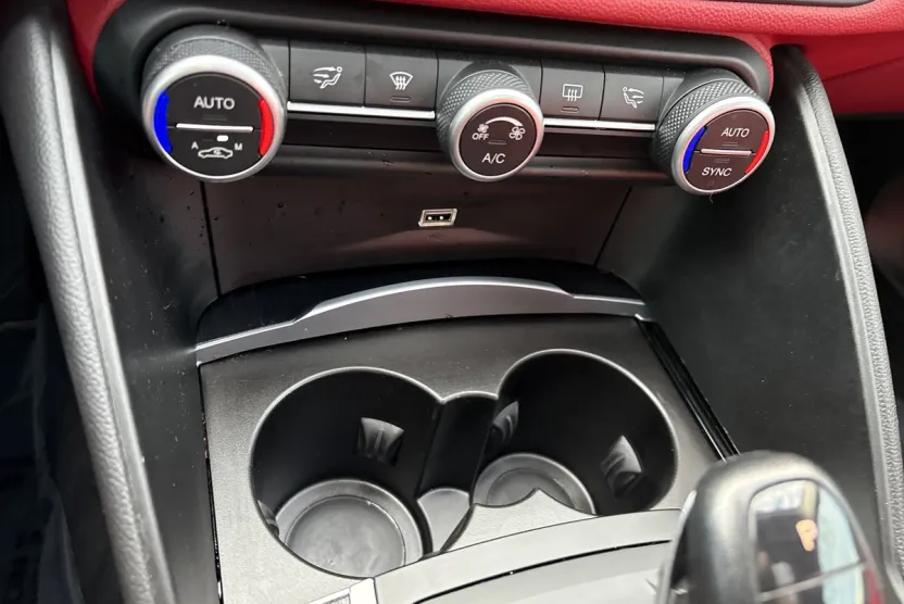 2019 Alfa Romeo Giulia photo 1