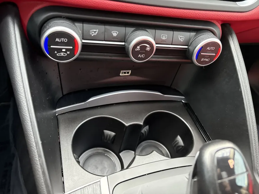 2019 Alfa Romeo Giulia photo 1