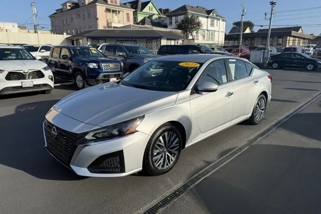 2023 Nissan Altima 2.5 SV photo 1