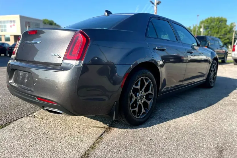 2018 Chrysler 300 photo 1