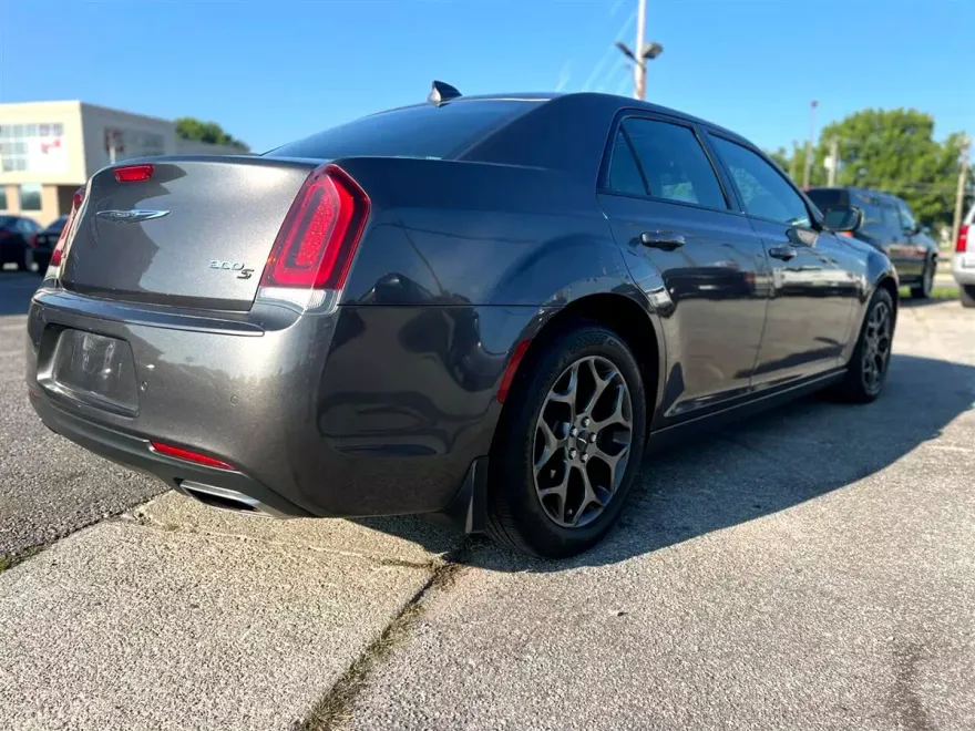 2018 Chrysler 300 photo 1
