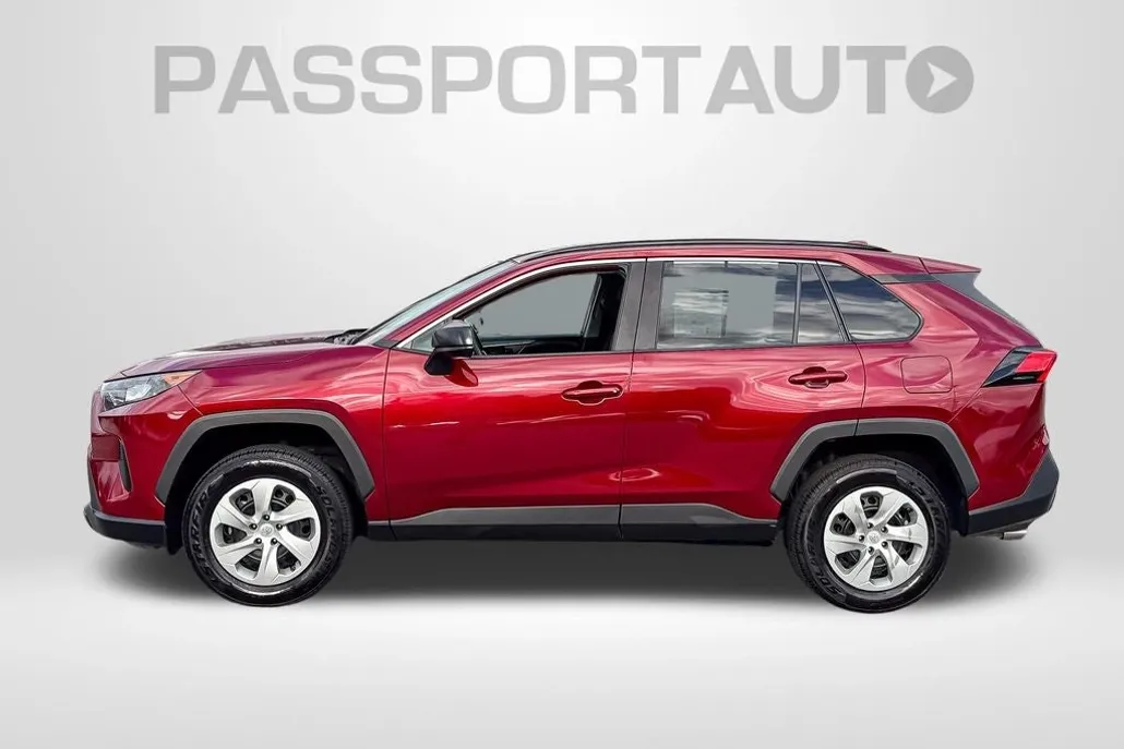2021 Toyota RAV4 LE photo 1