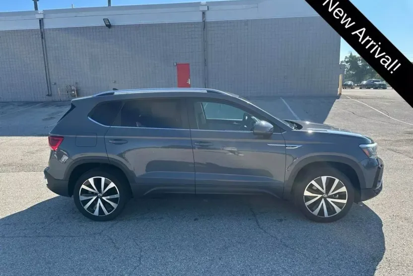 2022 Volkswagen Taos SE photo 1