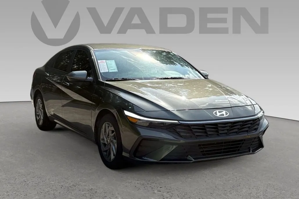 2024 Hyundai Elantra SEL photo 1