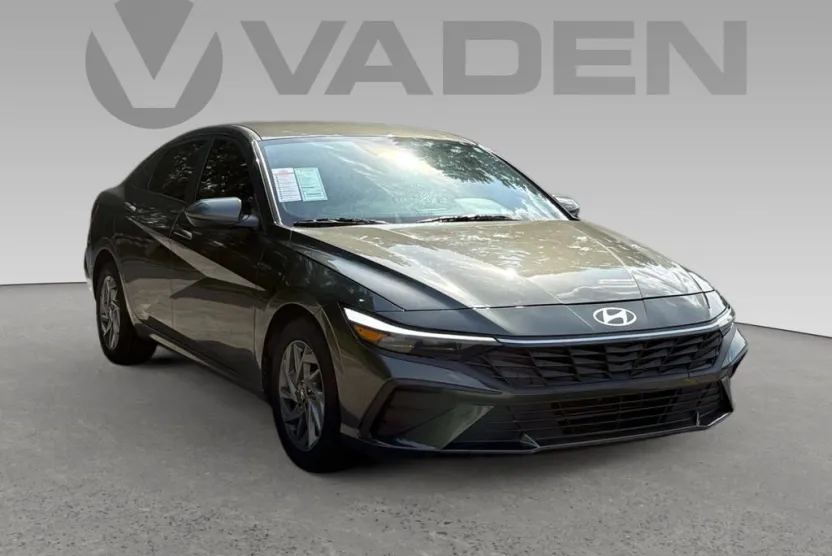 2024 Hyundai Elantra SEL photo 1