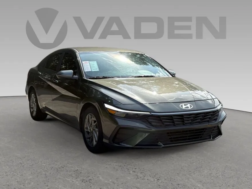 2024 Hyundai Elantra SEL photo 1