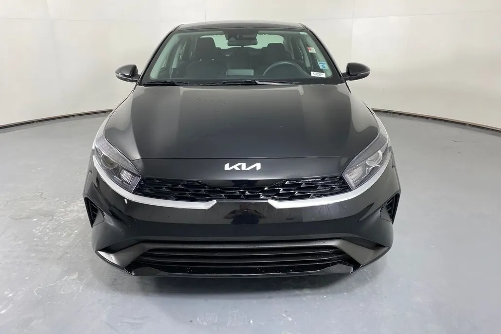 2024 Kia Forte LXS photo 1