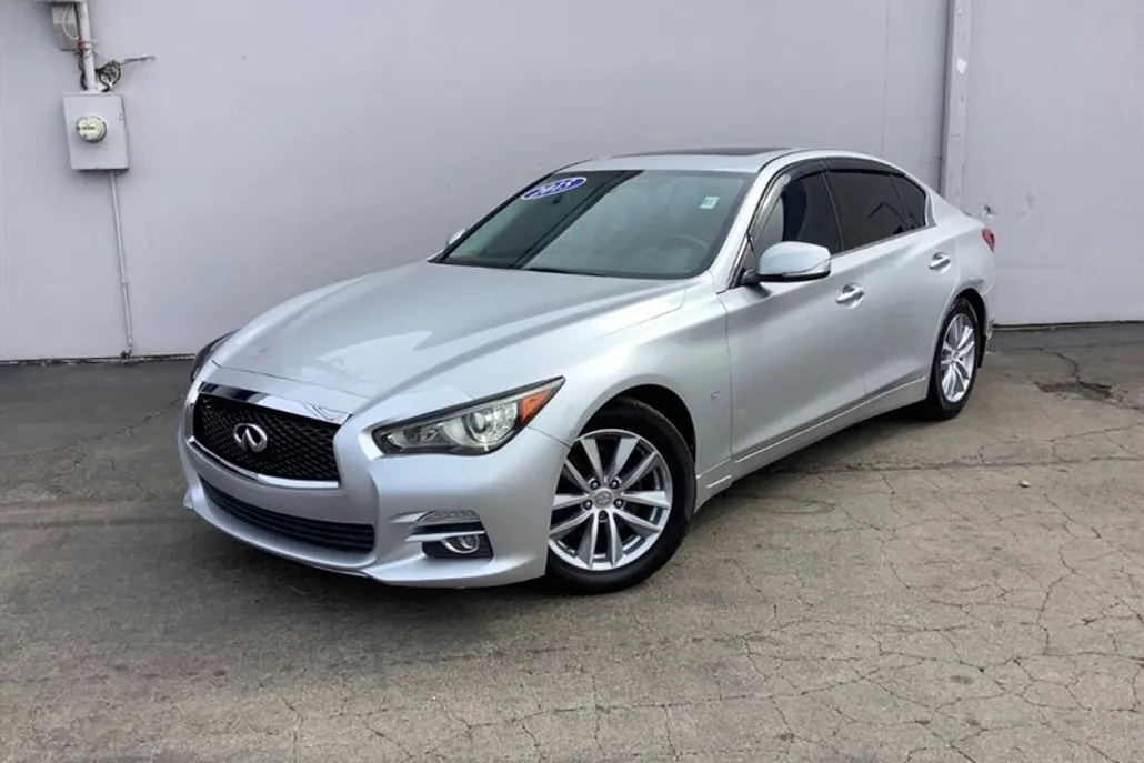 2015 Infiniti Q50 photo 1