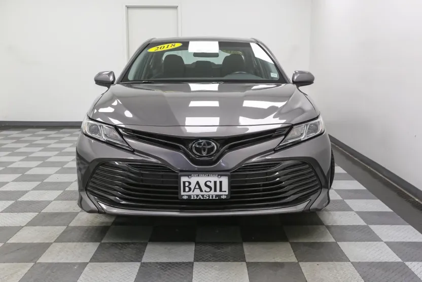 2018 Toyota Camry LE photo 1