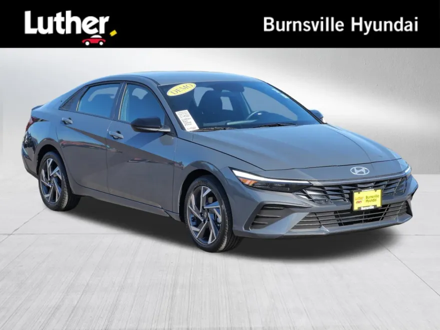2025 Hyundai Elantra SEL Sport photo 1