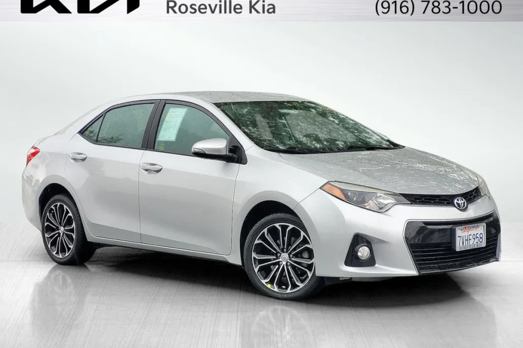 2016 Toyota Corolla LE photo 1