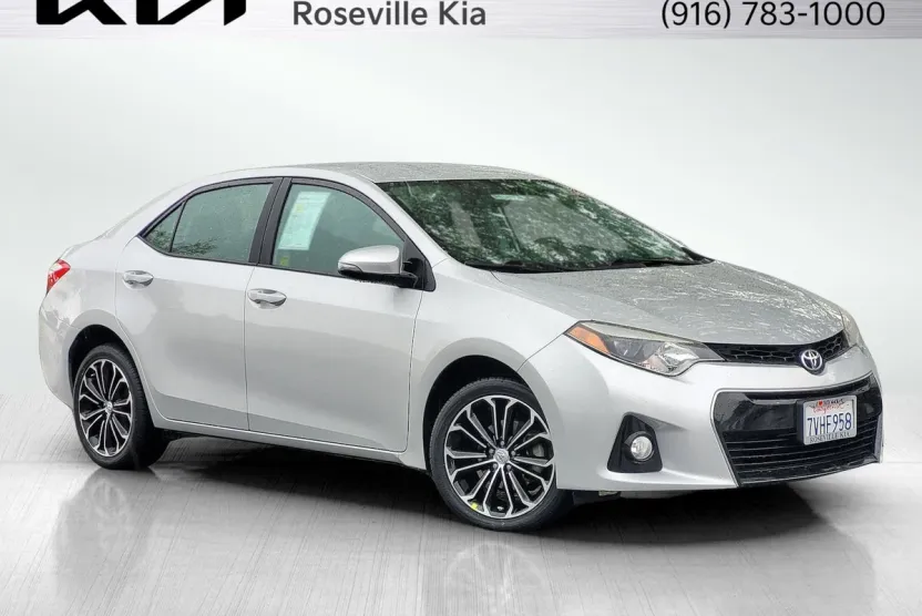 2016 Toyota Corolla LE photo 1