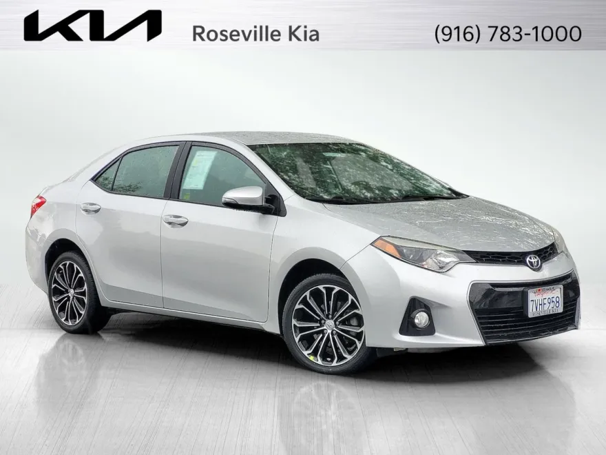 2016 Toyota Corolla LE photo 1