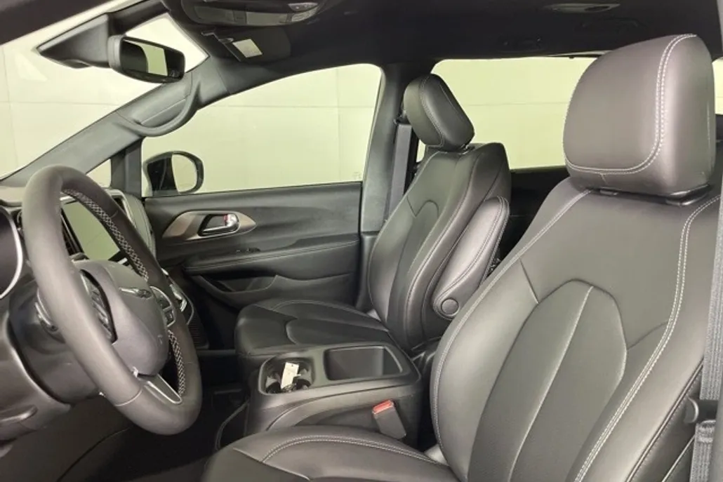 2025 Chrysler Pacifica photo 1