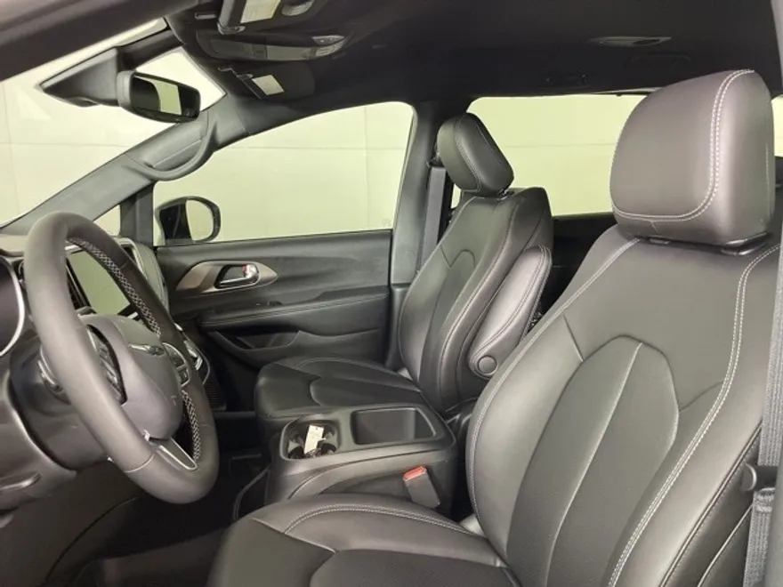 2025 Chrysler Pacifica photo 1