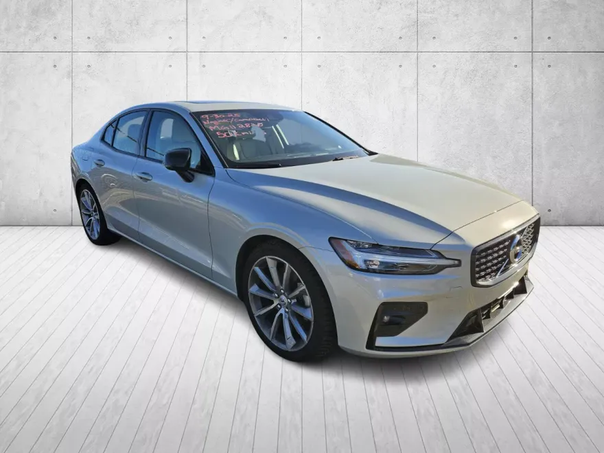 2021 Volvo S60 T5 Momentum photo 1