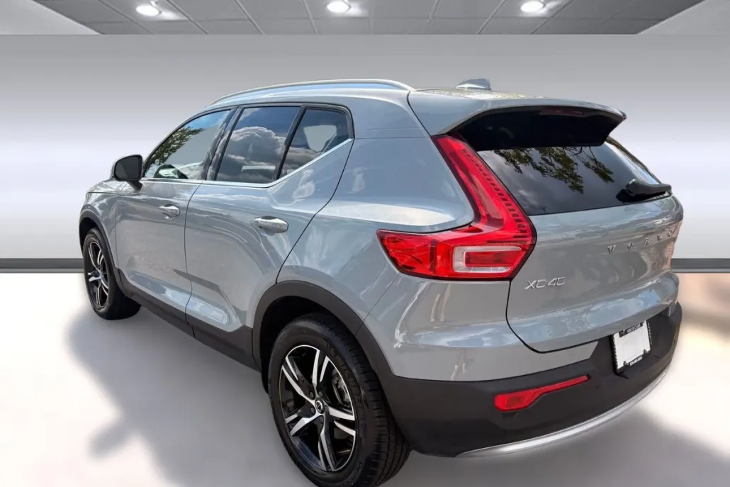 2025 Volvo XC40 AWD Core photo 1