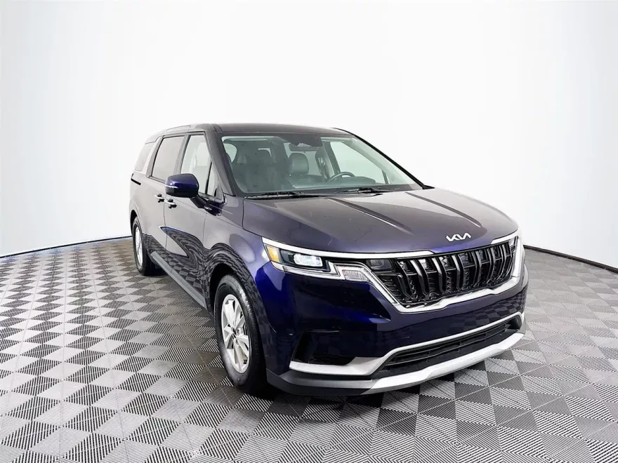 2024 Kia Carnival LX photo 1