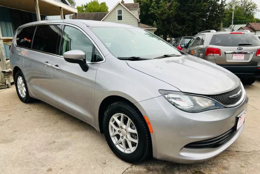 2018 Chrysler Pacifica Touring photo 1