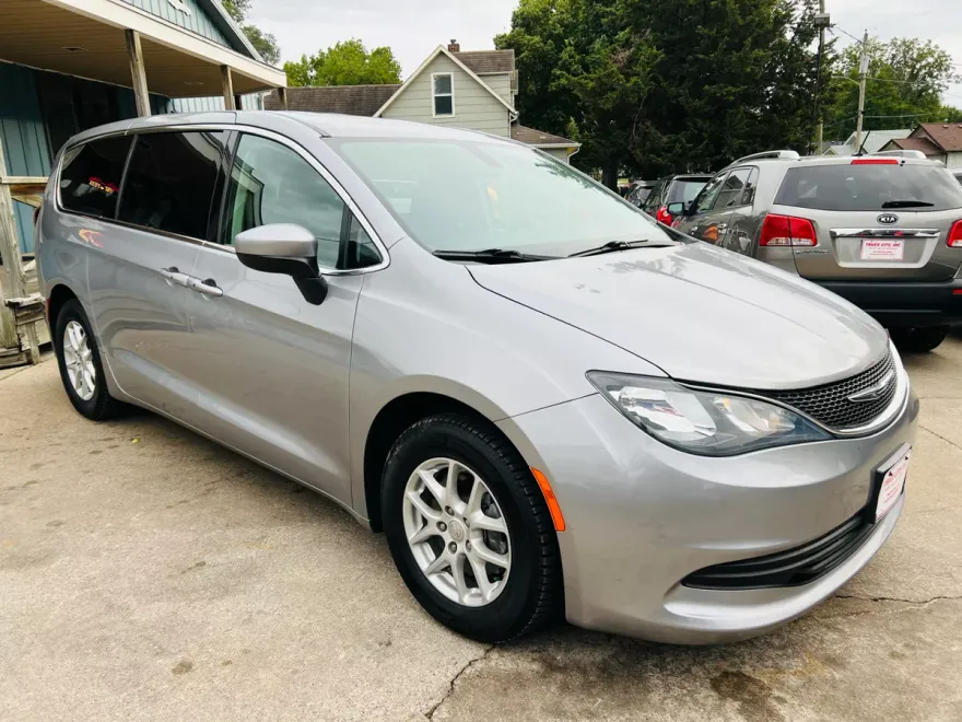 2018 Chrysler Pacifica Touring photo 1