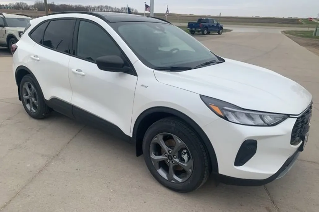 2025 Ford Escape ST-Line photo 1