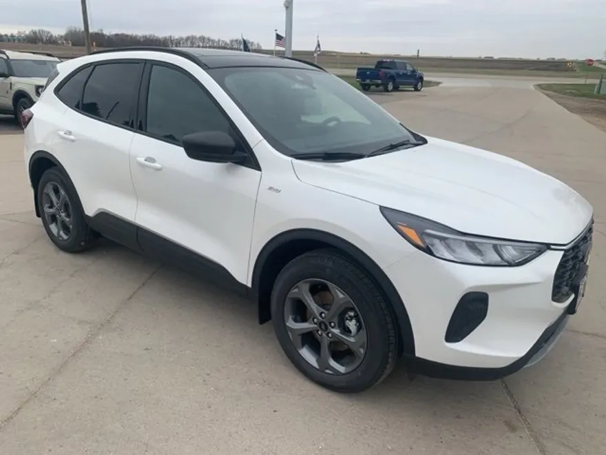 2025 Ford Escape ST-Line photo 1