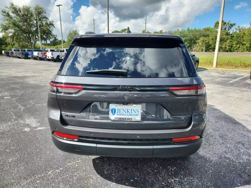 2023 Jeep Grand Cherokee Altitude photo 1