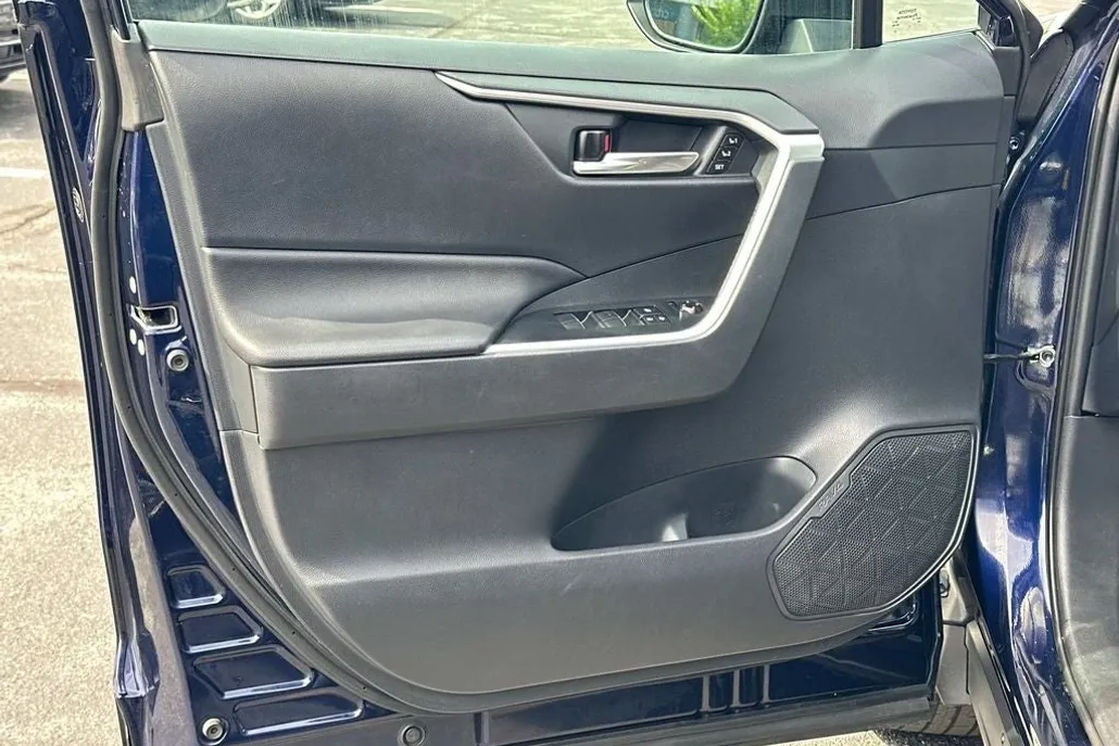 2019 Toyota RAV4 XLE Premium photo 1