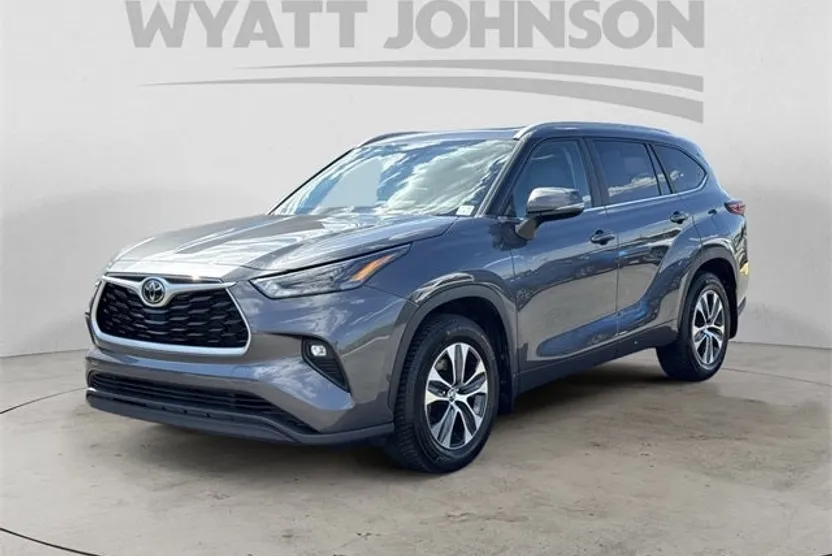 2023 Toyota Highlander XLE photo 1