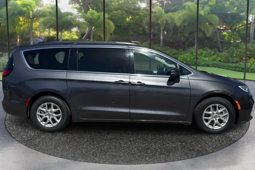 2022 Chrysler Pacifica Touring L photo 1