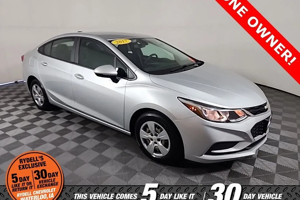 2017 Chevrolet Cruze LS photo 1
