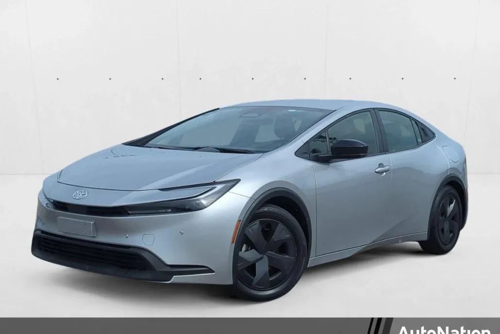 2024 Toyota Prius LE photo 1