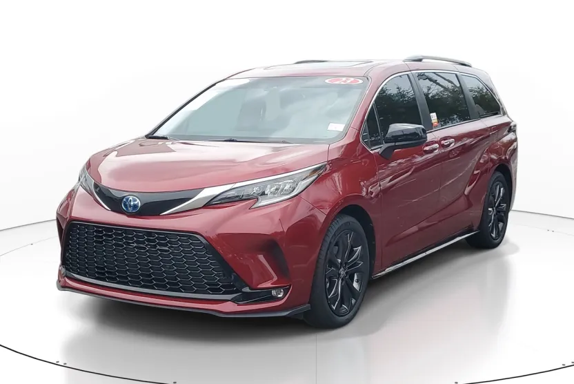 2023 Toyota Sienna XSE photo 1