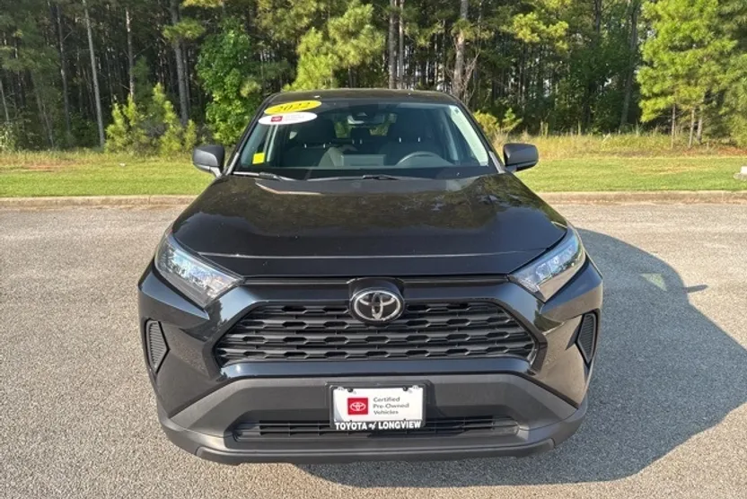 2022 Toyota RAV4 LE photo 1