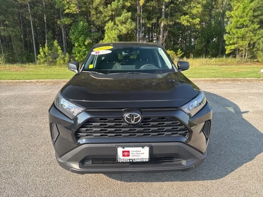 2022 Toyota RAV4 LE photo 1