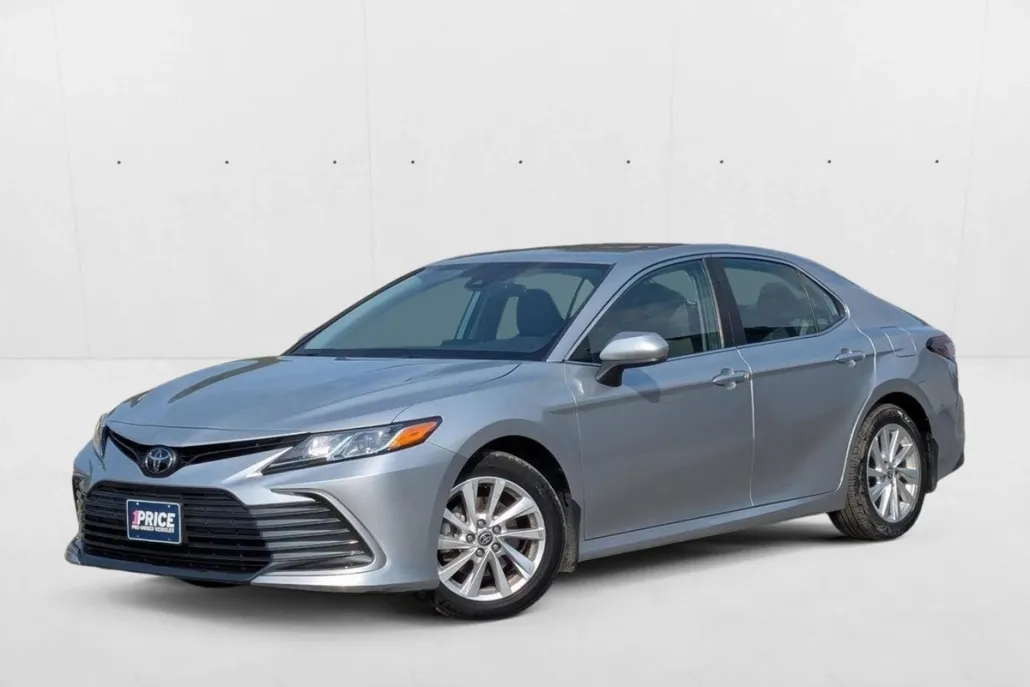2023 Toyota Camry LE photo 1