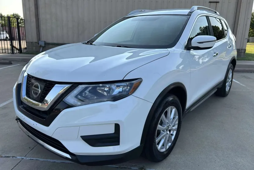 2017 Nissan Rogue SV photo 1