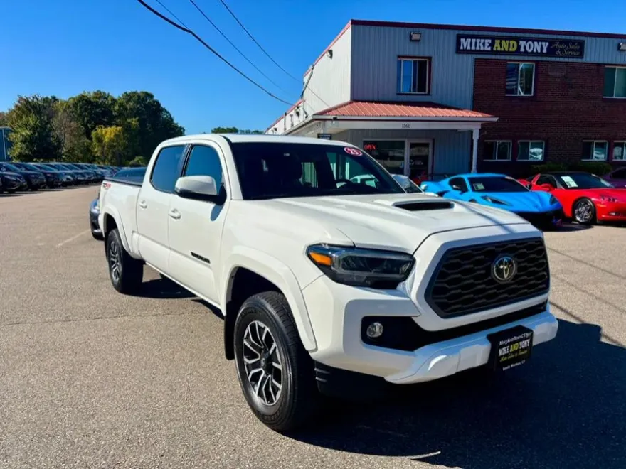 2023 Toyota Tacoma TRD Double Cab V6 photo 1