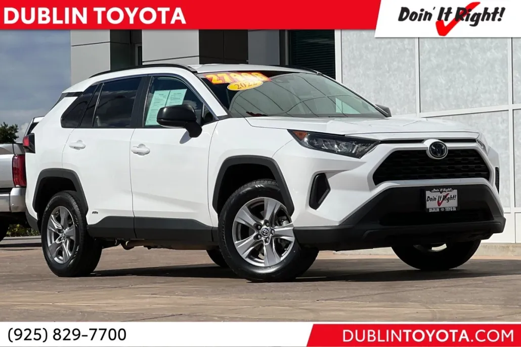 2022 Toyota RAV4 LE photo 1