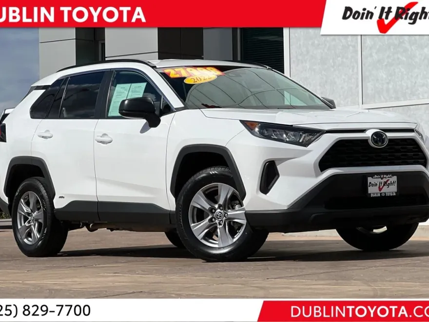 2022 Toyota RAV4 LE photo 1