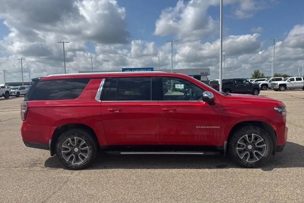 2021 Chevrolet Suburban LT photo 1