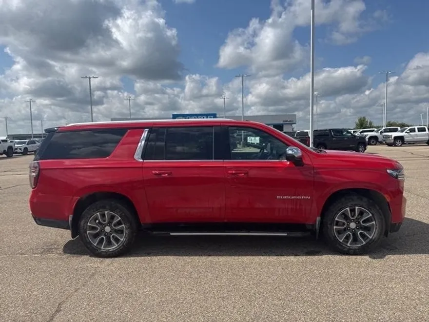 2021 Chevrolet Suburban LT photo 1