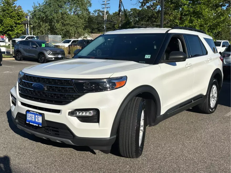 2022 Ford Explorer XLT photo 1