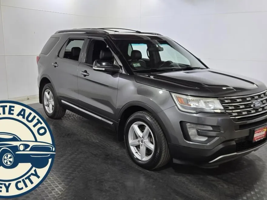 2017 Ford Explorer XLT photo 1