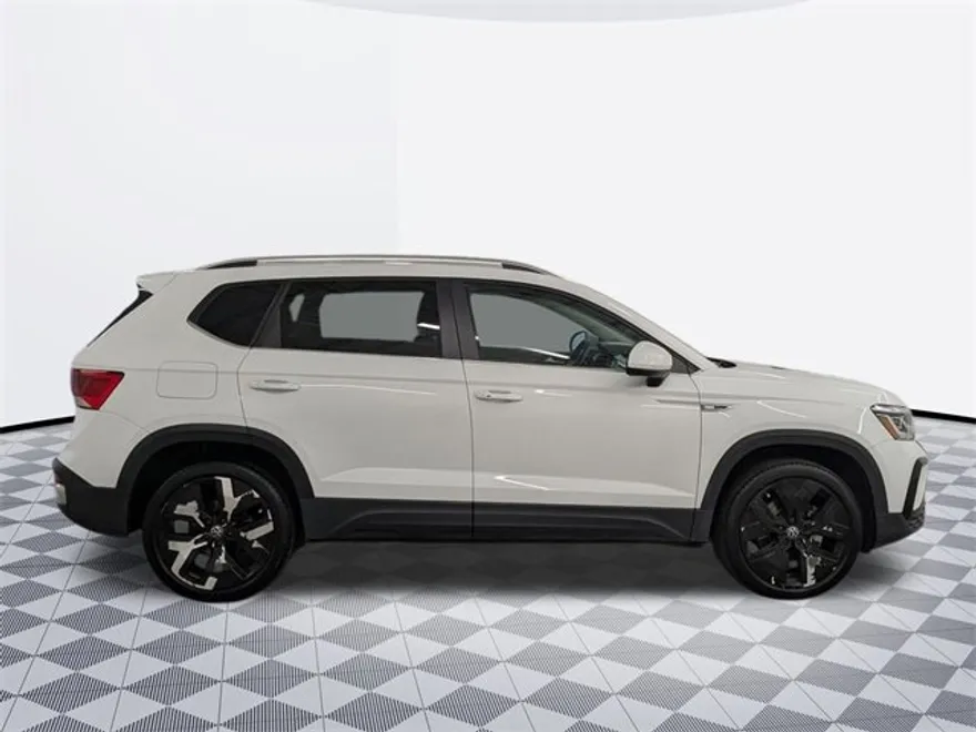 2022 Volkswagen Taos SEL photo 1