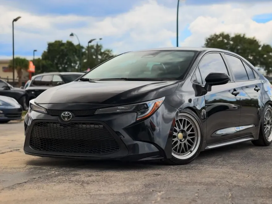 2023 Toyota Corolla LE photo 1