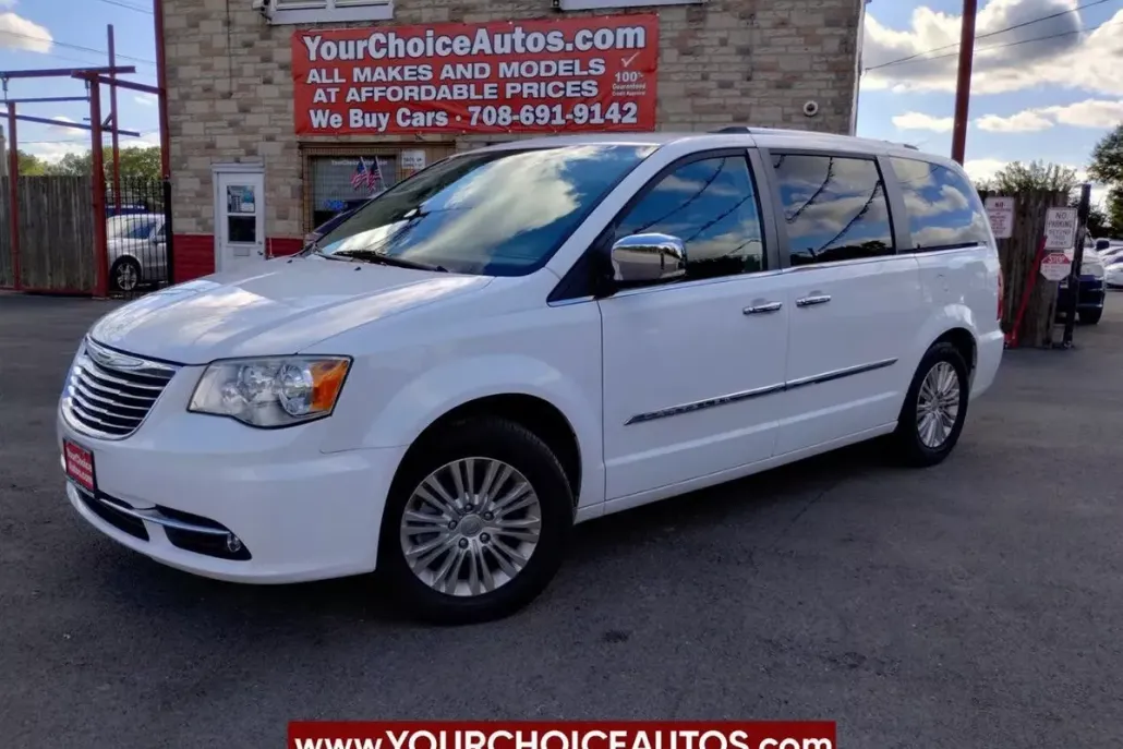 2014 Chrysler Town & Country Limited photo 1